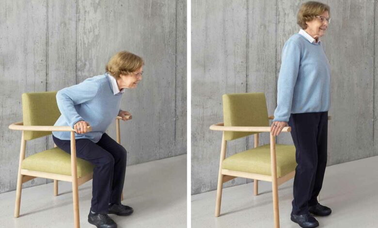 Avec le fauteuil Lotte, et ses accoudoirs allongés, se lever devient moins difficile.