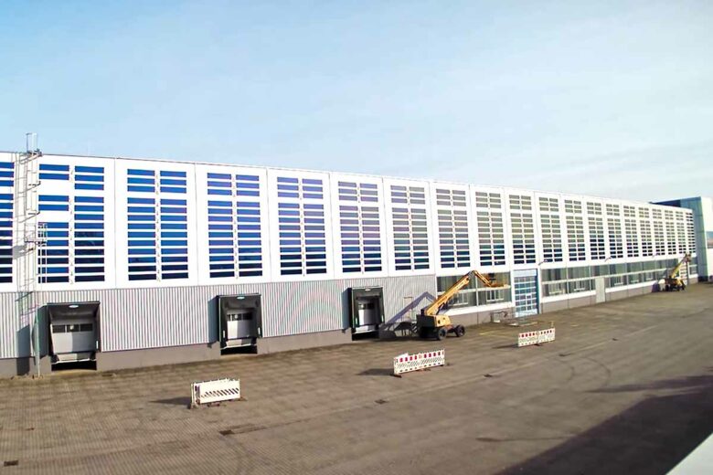 Des panneaux solaires flexibles installés sur un entrepôt en Allemagne.