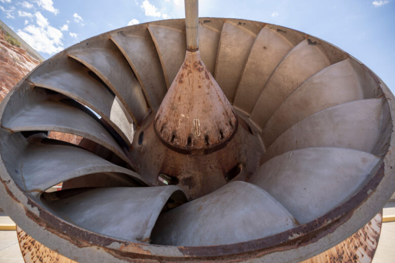 Une gigantesque turbine hydraulique aux États-Unis.