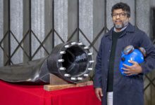 Le Pr Dilum Fernando devant la nouvelle lame pour les hydroliennes.