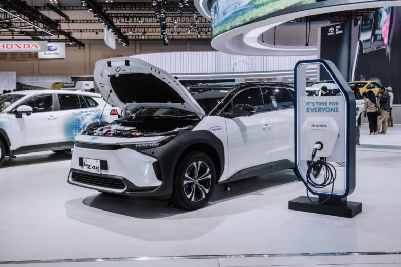 La voiture électrique Toyota BZ4x exposée lors de l'événement GIIAS 2023.