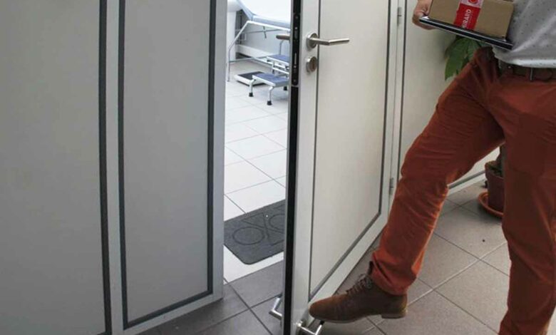 Vous n'avez pas besoin de vos mains pour ouvrir la porte avec ce systeme.