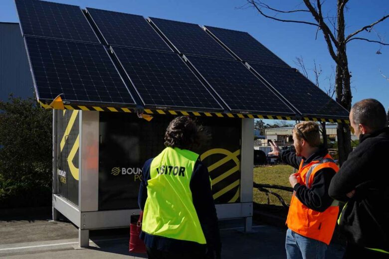 Le Solar Cube présenté à des officiels en Australie.