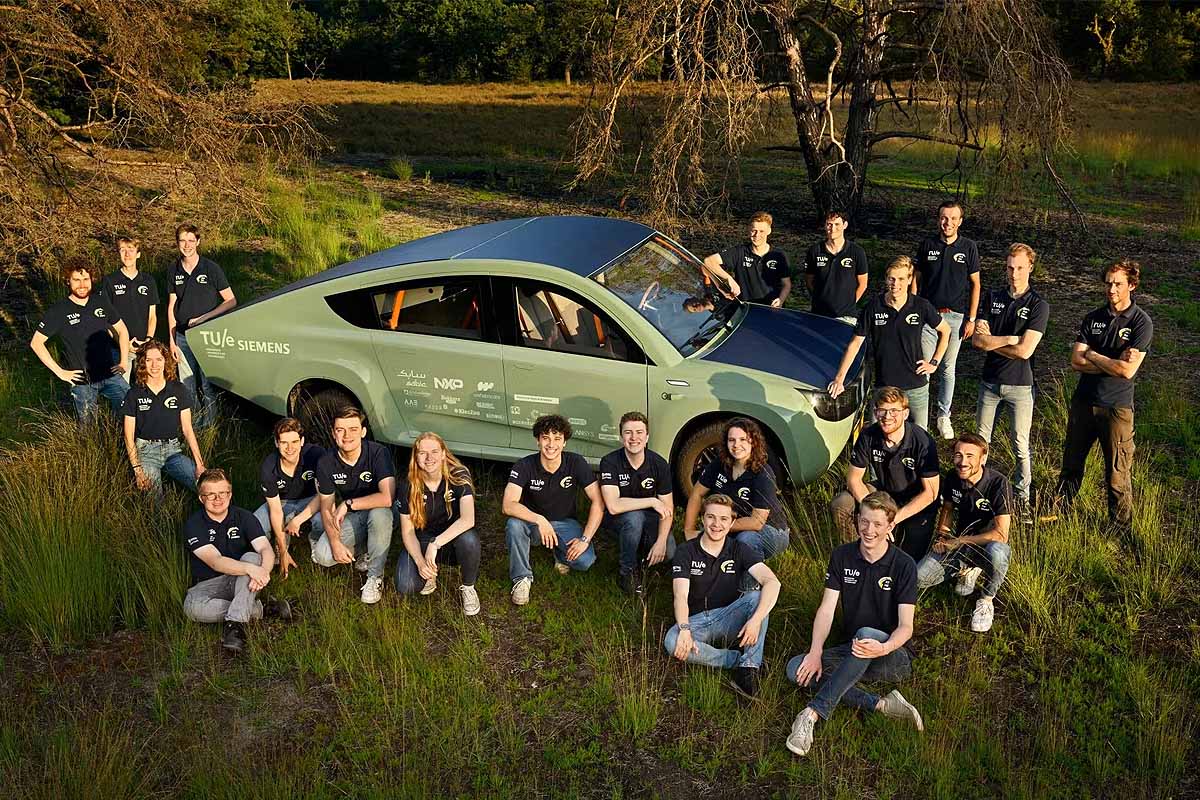 L'équipe de Solar team Eindhoven avec le Stella Terra.