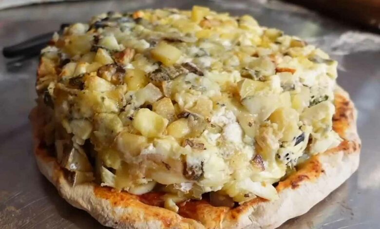 La pizza aux 1001 fromages du record à sa sortie du four.