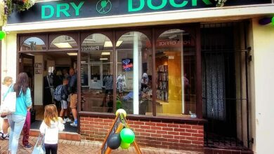 Dry Dock est un bar qui aide les personnes qui luttent contre les problèmes de santé mentale, la solitude et la toxicomanie.