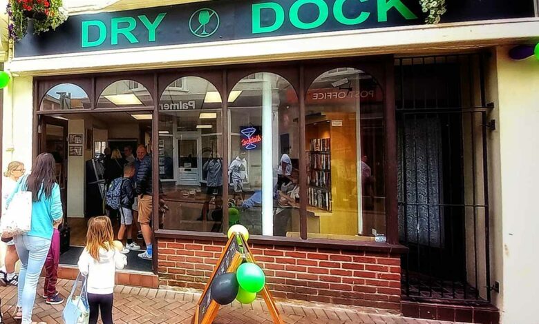 Dry Dock est un bar qui aide les personnes qui luttent contre les problèmes de santé mentale, la solitude et la toxicomanie.