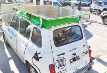 Une Renault 4 avec des panneaux solaires sur son toit.