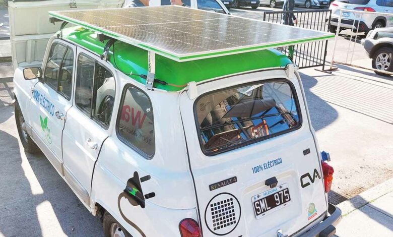 Une Renault 4 avec des panneaux solaires sur son toit.