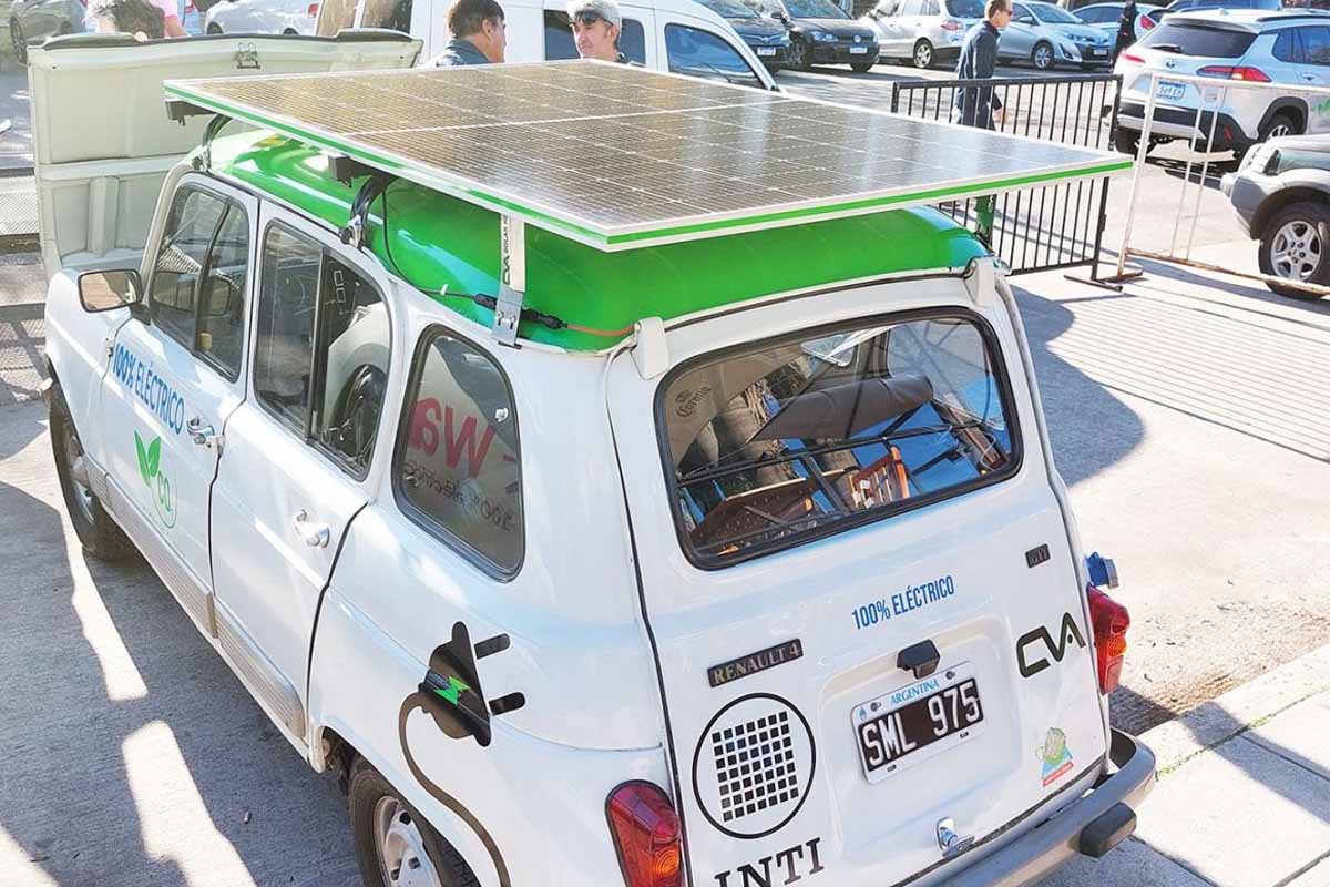 Une Renault 4 avec des panneaux solaires sur son toit.