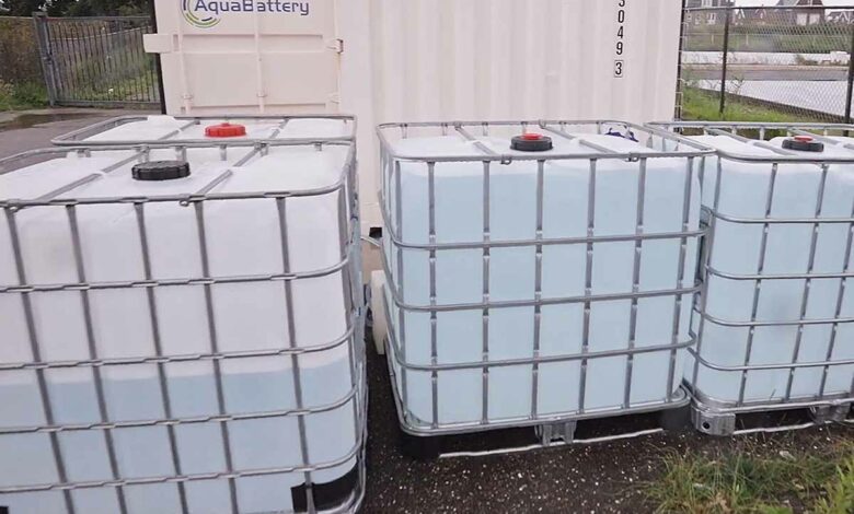 Invention d'une batterie à flux acide-base établie à partir de la dissociation réversible de l'eau,