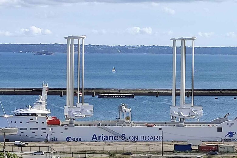 Canopée, le cargo à voile, dans le port de commerce de Brest.