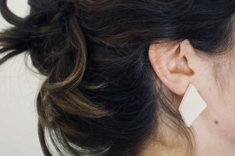 Un dispositif innovant et breveté qui procure la possibilité à toute personne ayant les oreilles percées de profiter de boucles d'oreilles tout en les mettant et en les retirant de manière aisée et rapide.