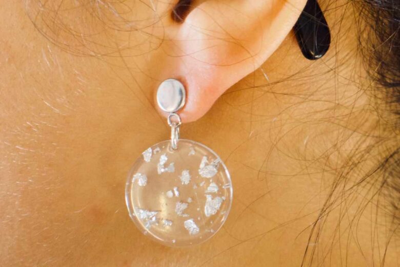 EMMANTE a inventé les boucles d’oreilles faciles à mettre et à retirer, hygiéniques et hypoallergéniques.