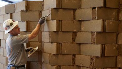 L'invention d'une brique composée principalement de bio-béton à base d'algues.