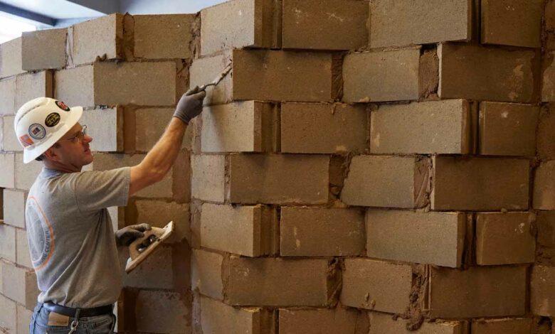 L'invention d'une brique composée principalement de bio-béton à base d'algues.