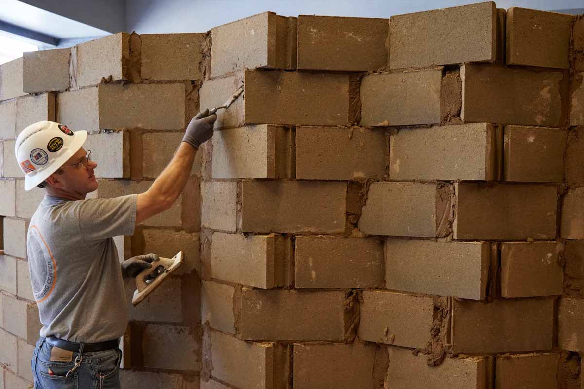 L'invention d'une brique composée principalement de bio-béton à base d'algues.