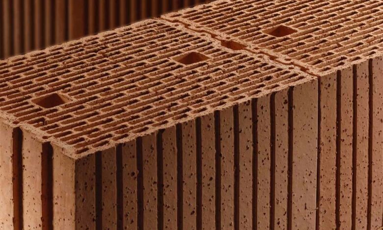 Une brique en terre cuite à très haute performance thermique, idéale pour les constructions bioclimatiques.