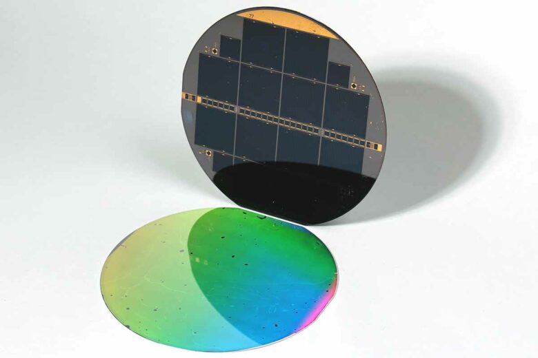 La cellule record combine une cellule solaire TOPCon au silicium avec deux couches semi-conductrices composées de GaInP et de GaInAsP et un nanocoating métal/polymère.