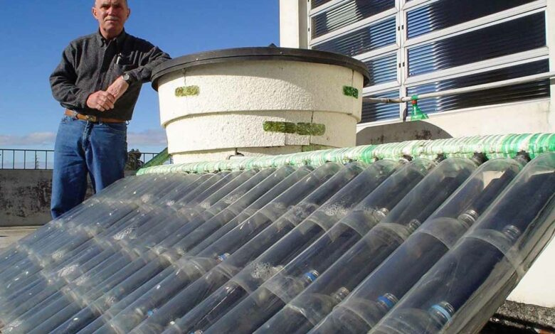 Un chauffe-eau solaire fabriqué avec des bouteilles en plastique recyclées.