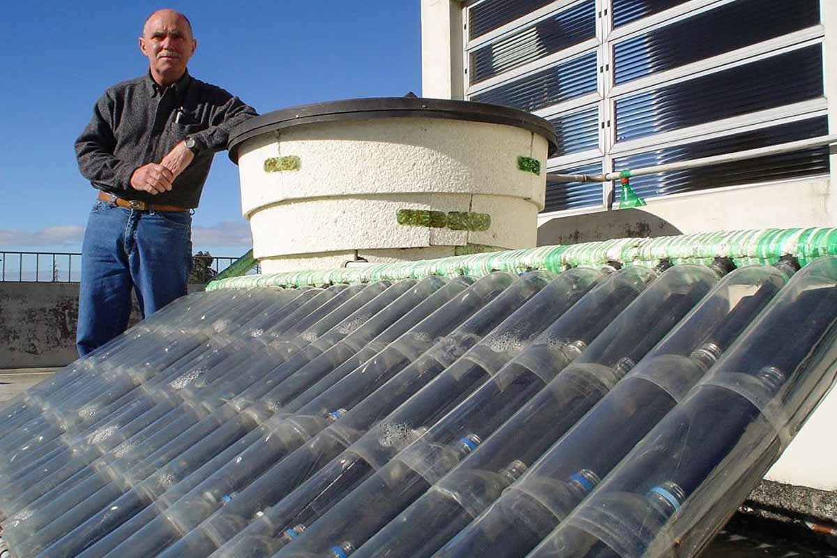 Un chauffe-eau solaire fabriqué avec des bouteilles en plastique recyclées.