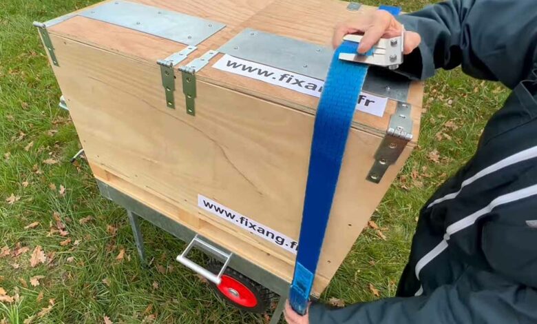 L'invention d'un coinceur magnétique pour les sangles d'arrimage.