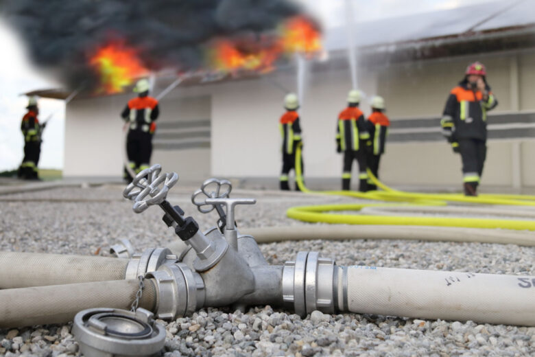 Un incendie de toiture causée par des panneaux solaires.