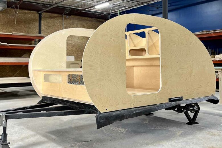 Une mini caravane Teardrop en kit à monter soi-même.