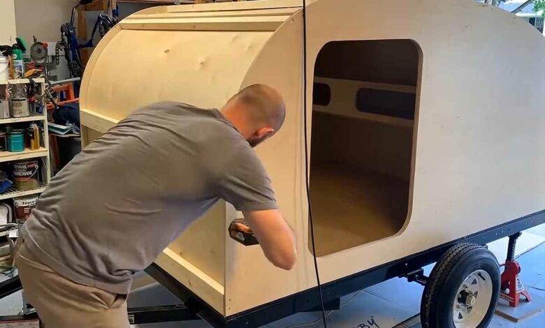 Une mini-caravane en forme de larme en kit.