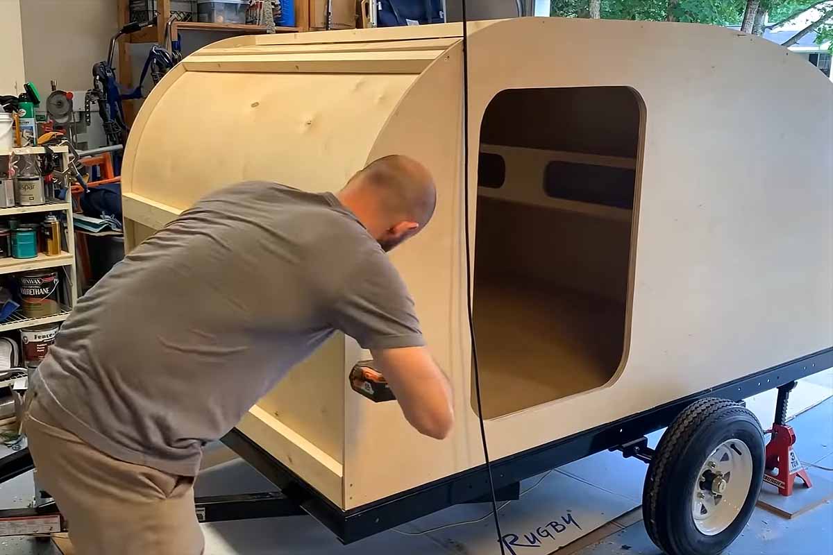 Une mini-caravane en forme de larme en kit.