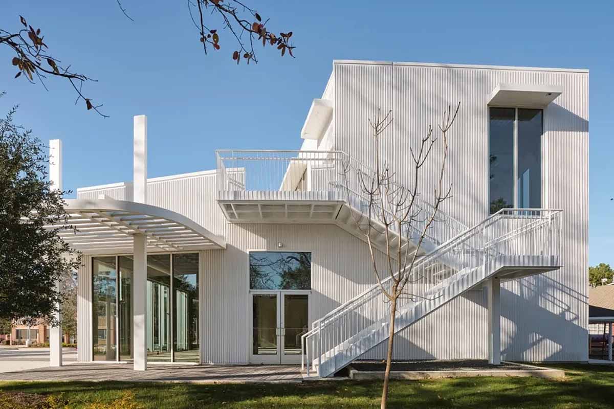 Des murs en béton «auto-refroidissants» dont la forme festonnée contribue à repousser la chaleur.