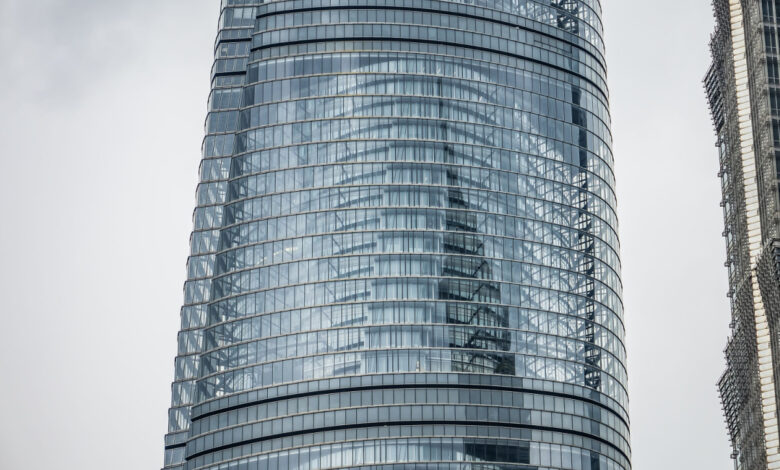 Tour de Shanghai (128 étages de 632 mètres de haut).
