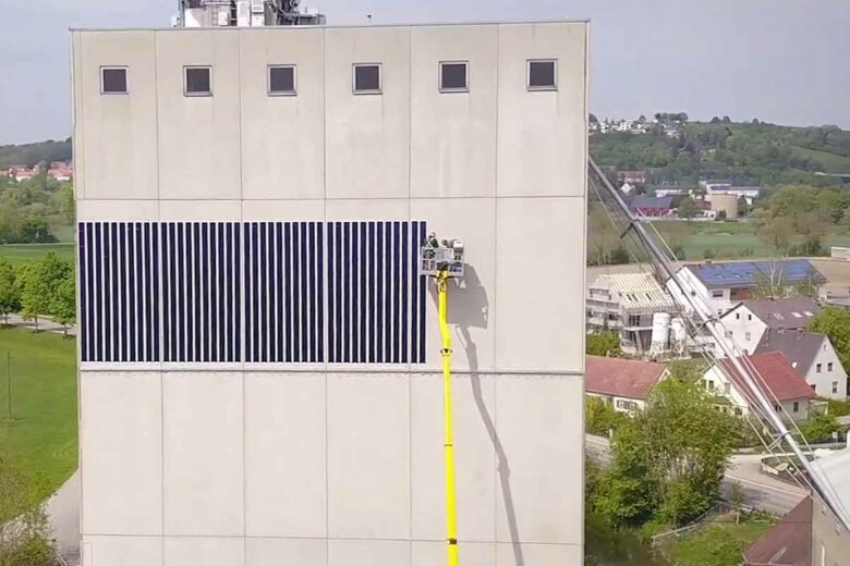 L'installation de panneaux solaires flexibles sur la façade d'un immeuble.