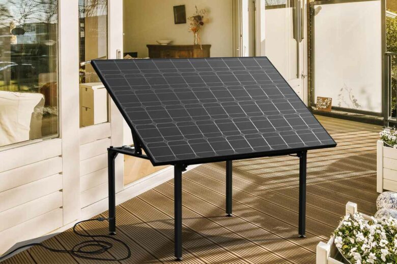 Les dimensions de la surface de la table solaire sont de 173 × 114 × 4 cm. 