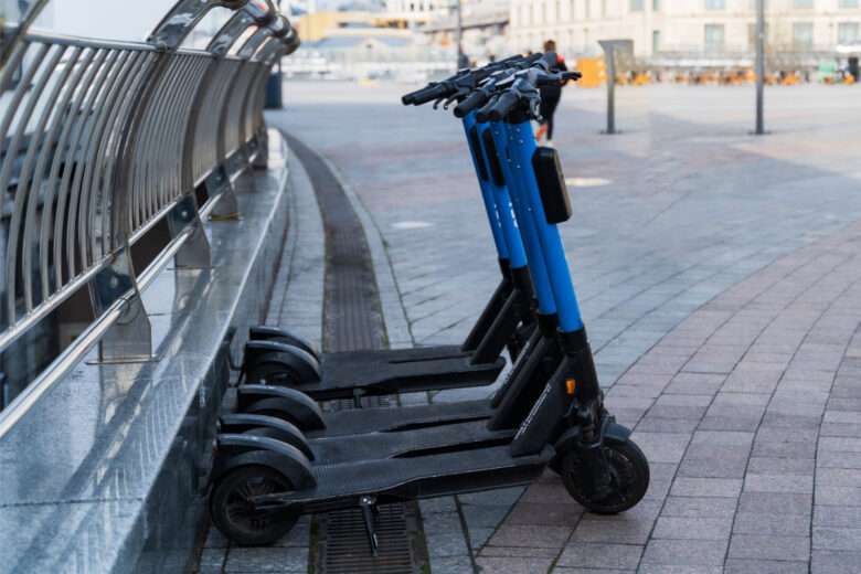 Des trottinettes électriques en libre-service.