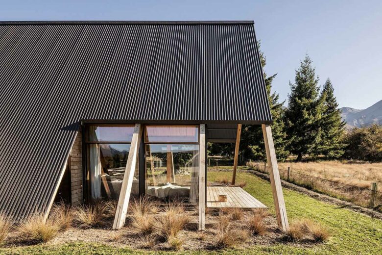 L'extérieur de la maison s'inspire de la cabane traditionnelle en A