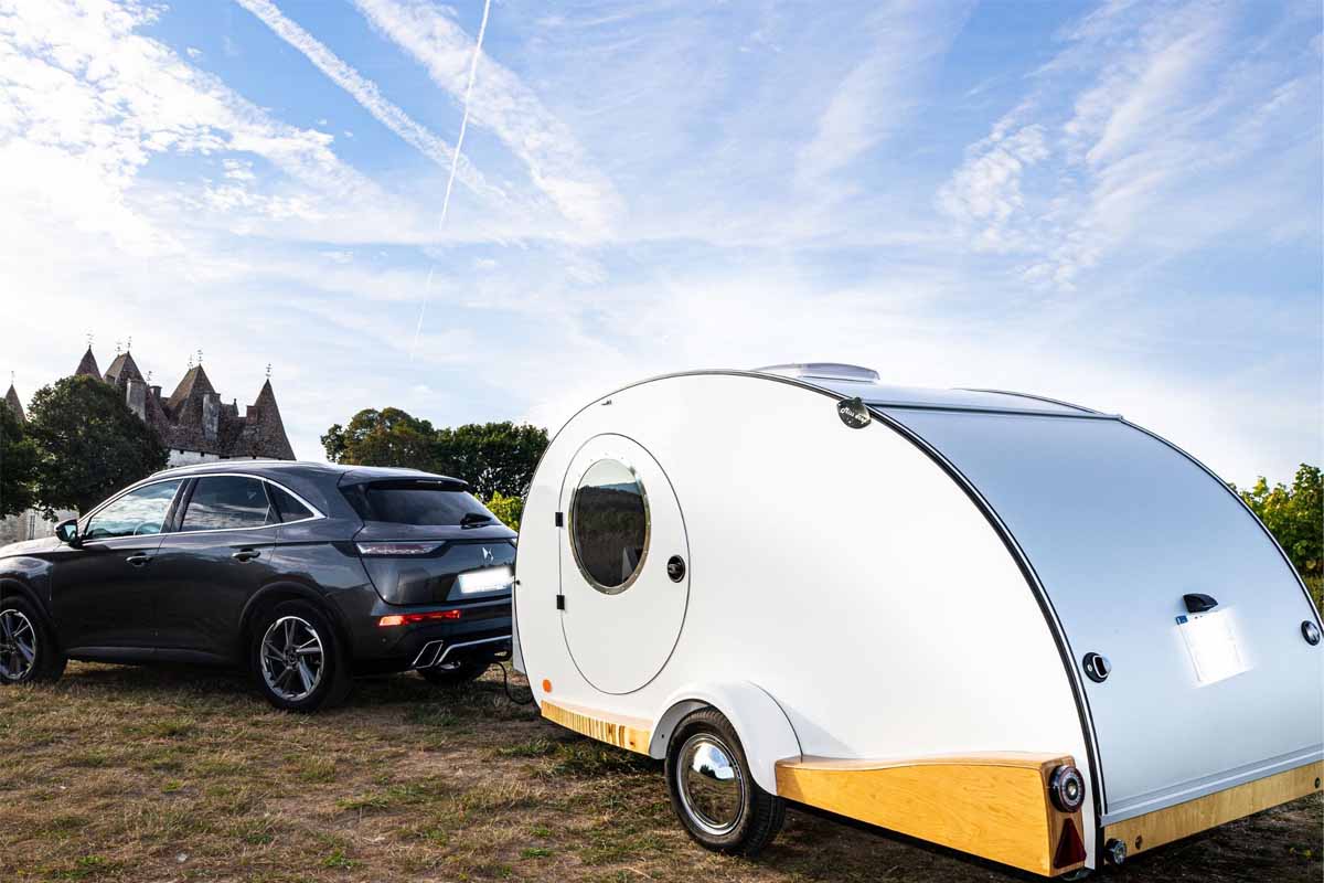 Une petite caravane pouvant être tractée par n'importe quel type de véhicule.