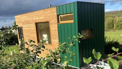 La tiny-house vient d'être posée en Normandie.