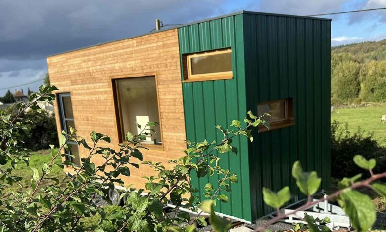 La tiny-house vient d'être posée en Normandie.