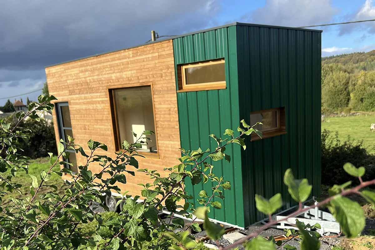 La tiny-house vient d'être posée en Normandie.