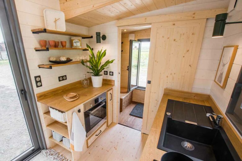 L'intérieur de la tiny-house coté cuisine.