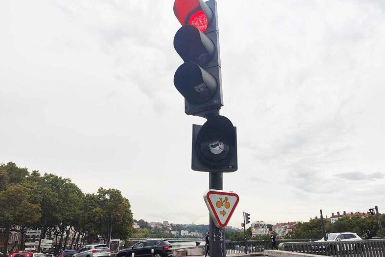 Un panneau M12 à Lyon vers l'opéra. 