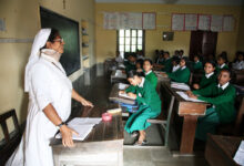 Des lycéennes en Inde, l'éducation en échange de déchets plastiques.