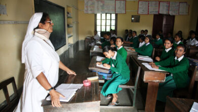 Des lycéennes en Inde, l'éducation en échange de déchets plastiques.