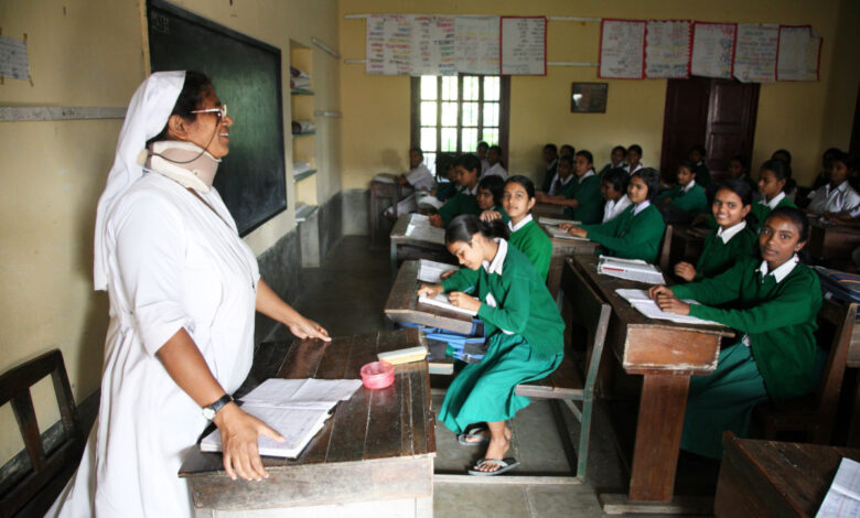Des lycéennes en Inde, l'éducation en échange de déchets plastiques.