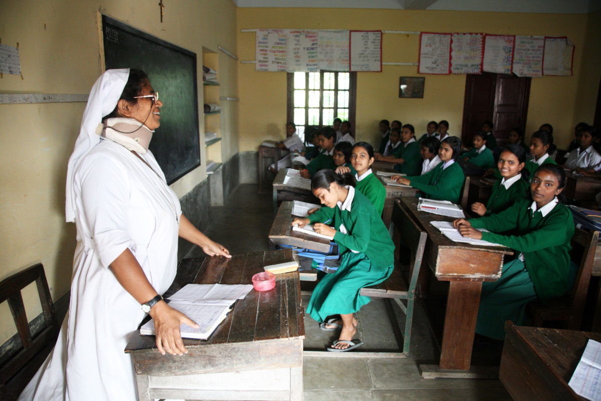 Des lycéennes en Inde, l'éducation en échange de déchets plastiques.