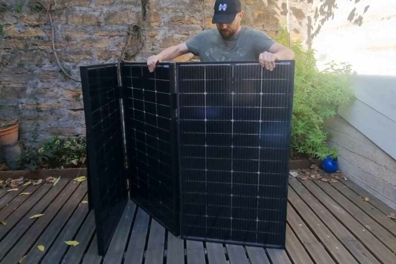 Le dépliage du panneau solaire.