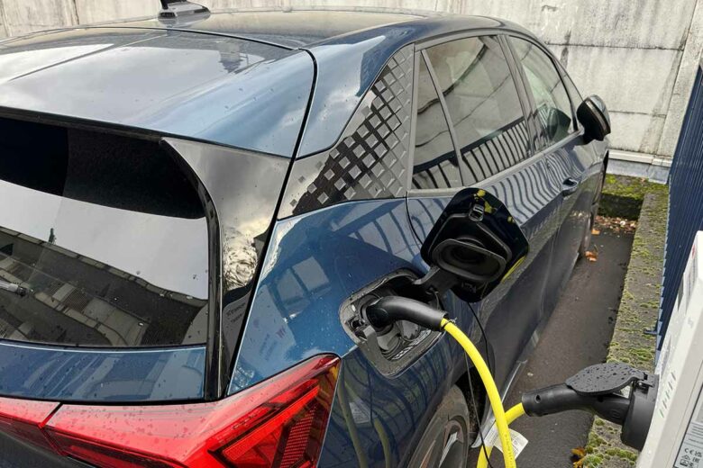 Une recharge d'un véhicule électrique sur une borne domestique est moins couteuse qu'une recharge sur borne publique ou qu'un plein d'essence.