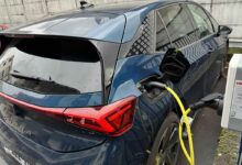 Un véhicule électrique qui recharge sur une borne domestique.
