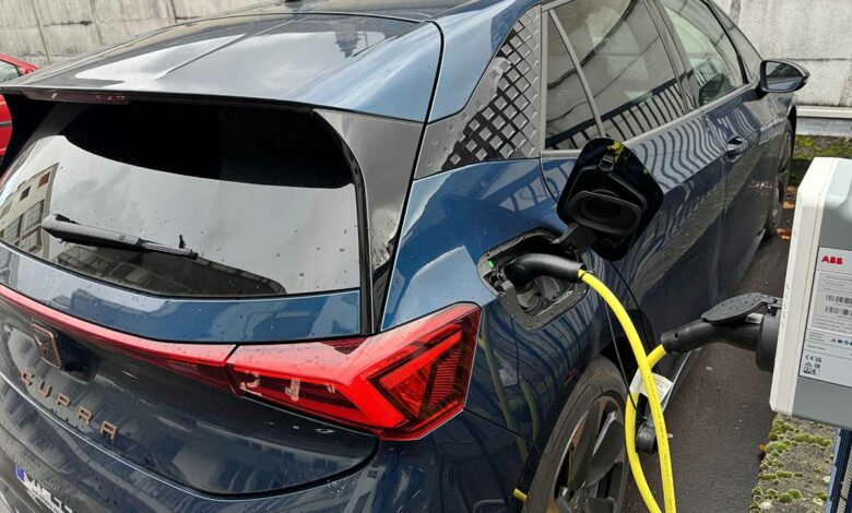 Un véhicule électrique qui recharge sur une borne domestique.